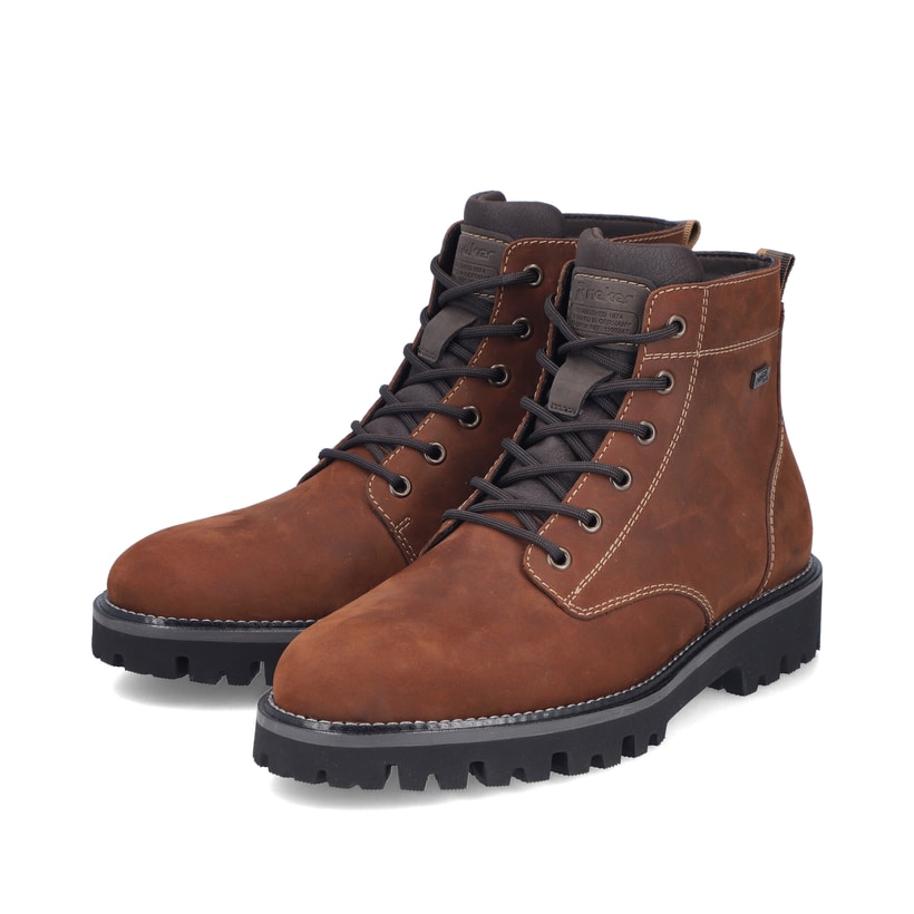 Braune Rieker Herren Schnürstiefel 30424-22 aus Rauleder. Schuhpaar seitlich schräg.