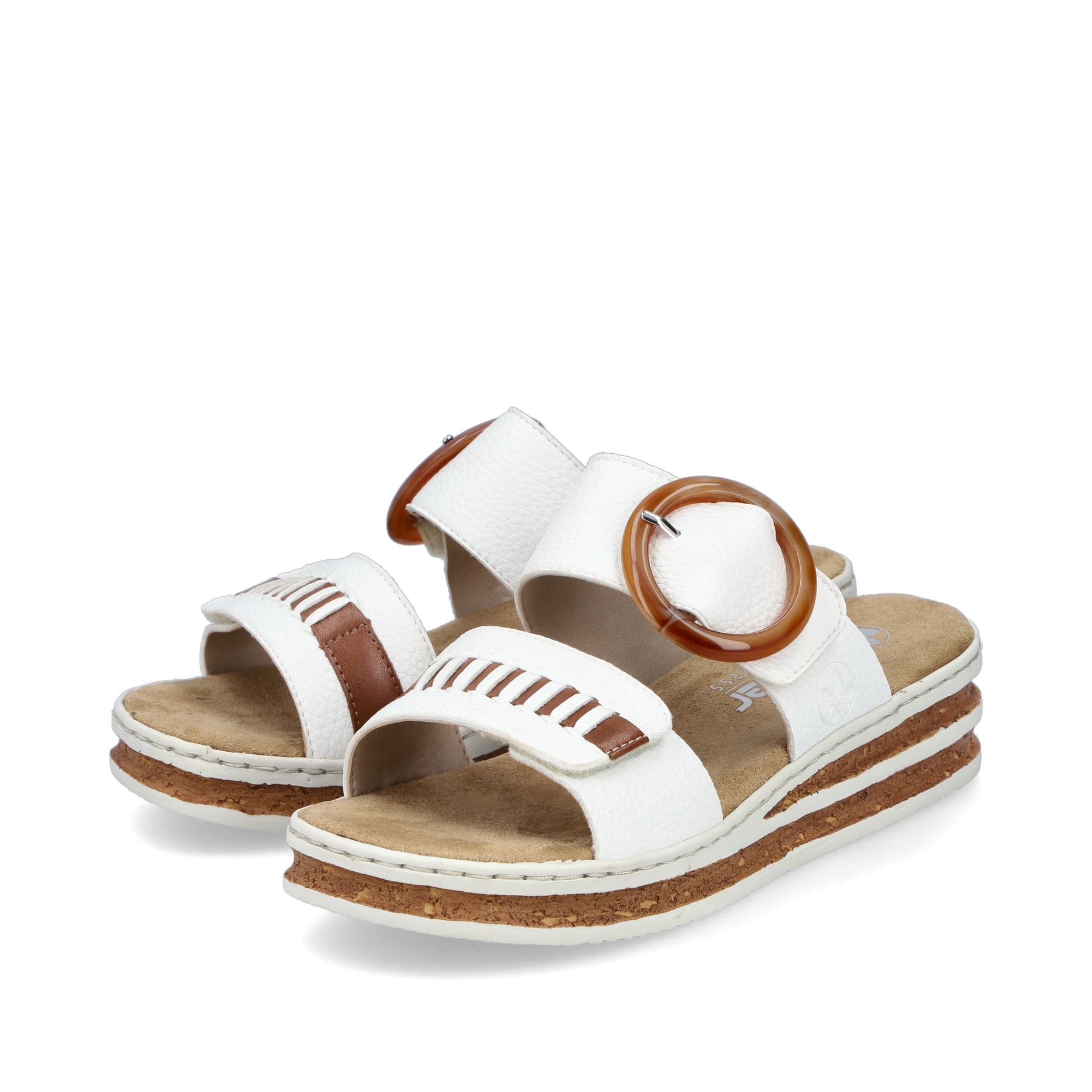 Weiße Rieker Damen Pantoletten 62993-80 mit trendigen Schnalle. Schuhpaar seitlich schräg.