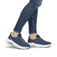 Blaue vegane Rieker Damen Sneaker Low W2701-14 mit einer Schnürung. Schuh am Fuß.