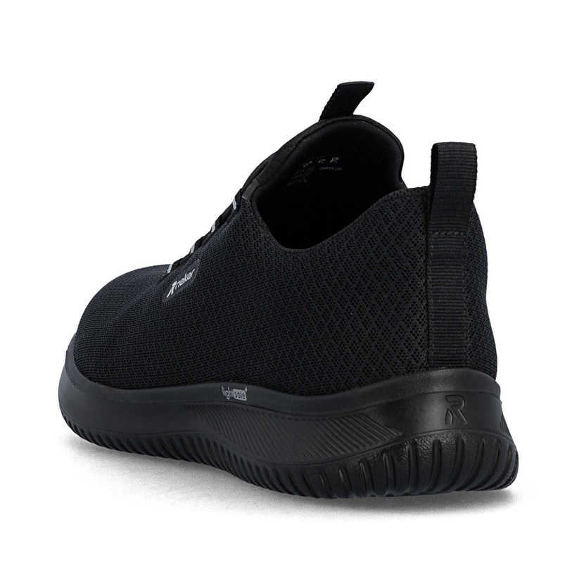 Schwarze Rieker Herren Slipper B9655-00 mit einem Gummizug sowie Komfortweite G. Schuh von hinten.