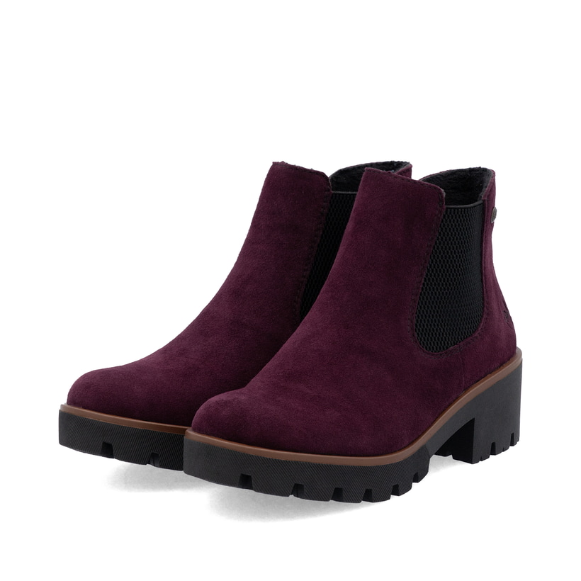 Dunkelrote Rieker Damen Chelsea Boots 79265-30 aus Rauleder mit einem Gummizug. Schuhpaar seitlich schräg.