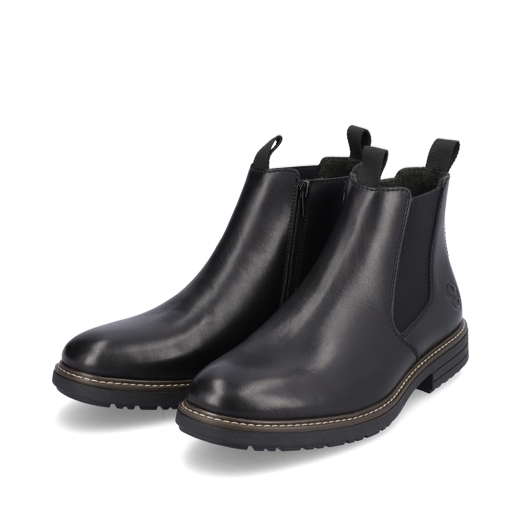 Stahlschwarze Rieker Herren Chelsea Boots 33180-00 mit einem Reißverschluss. Schuhpaar seitlich schräg.