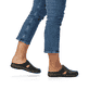 Schwarze Rieker Damen Clogs 46362-00 mit einem Klettverschluss. Schuh am Fuß.