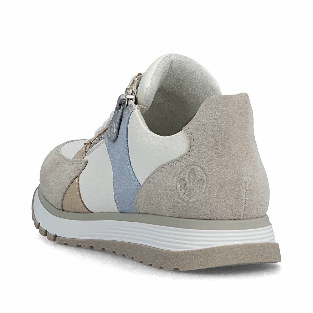 Weiße Rieker Damen Sneaker Low 49010-81 aus Rauleder mit einem Reißverschluss. Schuh von hinten.