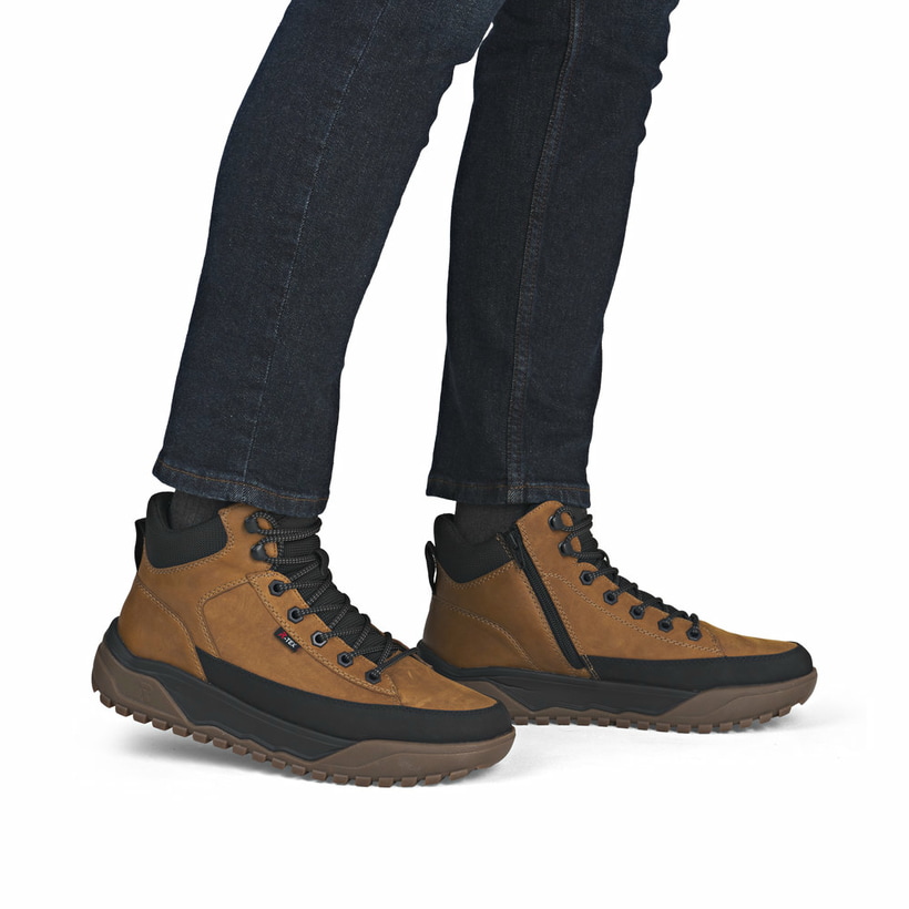 Gelbe Rieker Herren Schnürstiefel U1571-68 mit wasserabweisender TEX-Membran. Schuh am Fuß.