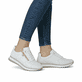 Baskets basses Rieker blanches pour femme 49010-80 en cuir lisse. Chaussure au pied.