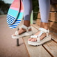 Weiße Rieker Damen Riemchensandalen W3051-80 mit einem Klettverschluss. Schuh am Model.