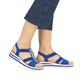 Blaue Rieker Keilsandaletten V0209-14 mit Elastikeinsatz sowie Schmuckelementen. Schuh am Fuß.