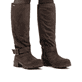 Dunkelbraune Rieker Damen Hochschaftstiefel 76892-25 mit Deko-Schnalle. Schuh am Fuß.