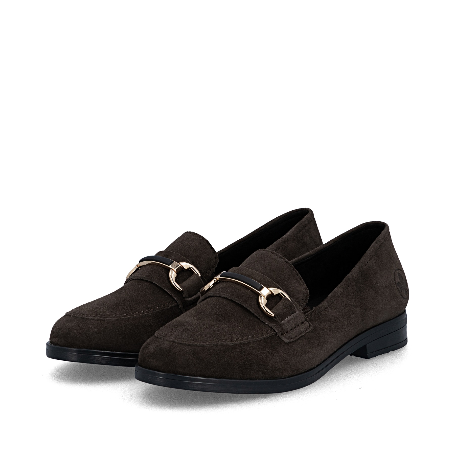 Dunkelbraune Rieker Damen Loafer 46262-25 aus Rauleder mit Schmuckelementen. Schuhpaar seitlich schräg.