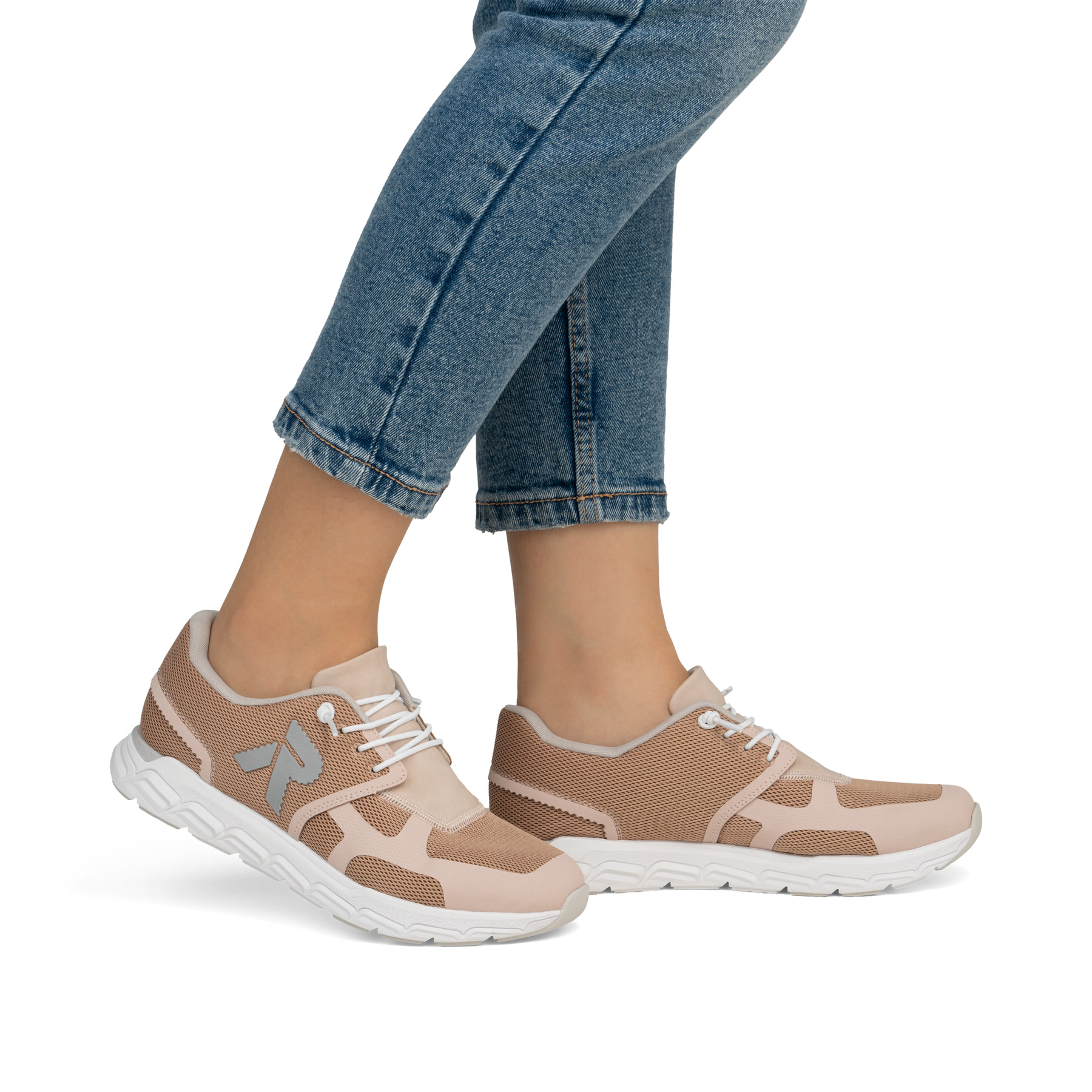 Rosane Rieker Damen Sneaker Low M9000-31 mit einer Gummischnürung. Schuh am Fuß.