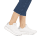 Weiße Rieker Damen Sneaker Low W0606-80 mit leichter und griffiger Sohle. Schuh am Fuß.