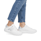 Weiße Rieker Damen Sneaker Low W1204-82 mit einer Schnürung. Schuh am Fuß.