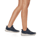 Blaue Rieker Damen Slipper 51556-14 mit einem Elastikeinsatz. Schuh am Fuß.
