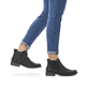 
Tiefschwarze Rieker Damen Chelsea Boots Z4994-00 mit einer schockabsorbierenden Sohle. Schuh am Fuß