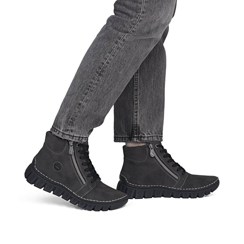 Dunkelgraue Rieker Damen Schnürstiefel 57502-45 mit einem Reißverschluss. Schuh am Fuß.