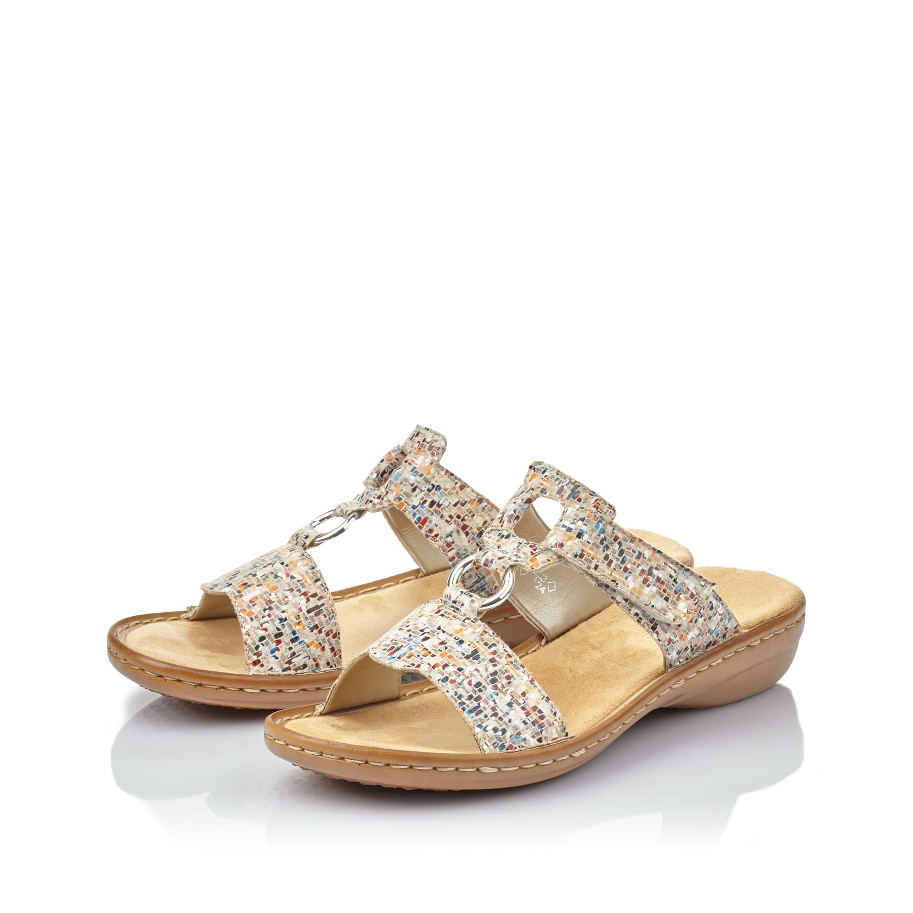 Mehrfarbige Rieker Damen Pantoletten 608A0-93 mit einem Klettverschluss. Schuhpaar seitlich schräg.