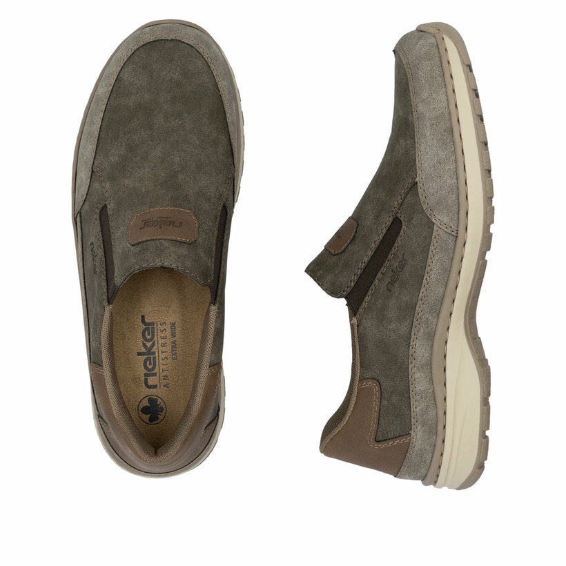 Braune Rieker Herren Slipper 03365-25 mit einem Gummizug sowie der Extraweite H. Schuh von oben, liegend.