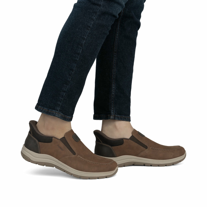 Braune Rieker Herren Slipper 03655-24 mit easy Hineinschlüpf-Möglichkeit. Schuh am Fuß.