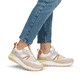 Weiße Rieker Damen Sneaker Low W2501-82 mit Schnürung sowie super leichter Sohle. Schuh am Fuß.
