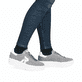 Graue Rieker Damen Sneaker Low W3700-40 mit einer Schnürung. Schuh am Fuß.