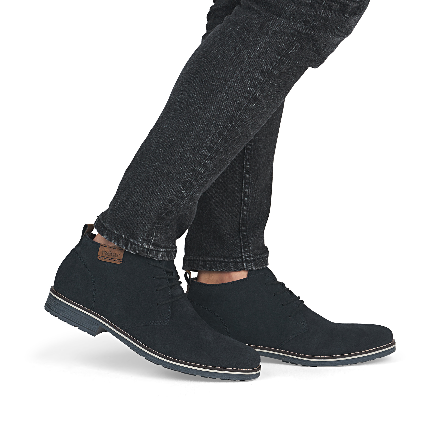 Dunkelblaue Rieker Herren Schnürschuhe 33206-14 aus Rauleder mit Komfortweite G. Schuh am Fuß.