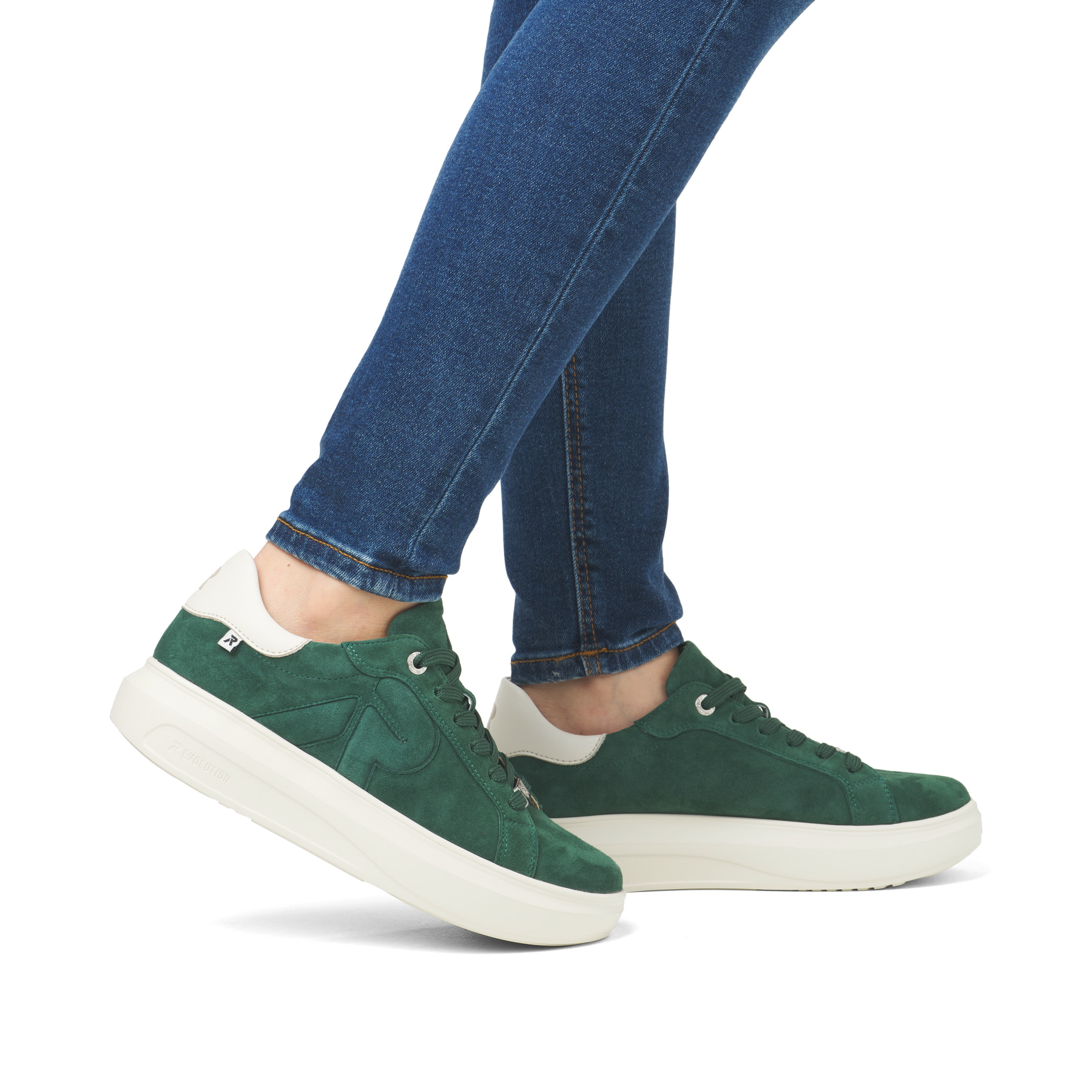 Baskets basses Rieker vertes pour femme W1204-54 avec semelle à plateau. Chaussure au pied.