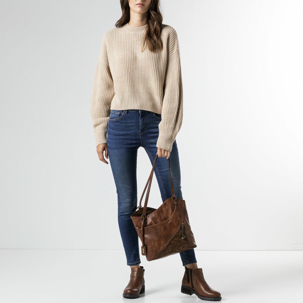 Rieker Umhängetasche H1025-22 in Braun mit holz-ähnlicher Struktur, Reißverschluss und Handyfach. Getragen.