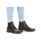 
Nachtschwarze Rieker Damen Chelsea Boots 75170-00 mit einer schockabsorbierenden Sohle. Schuh am Fuß