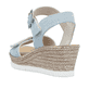 Blaue Rieker Keilsandaletten 61960-10 mit trendigen Schnalle. Schuh von hinten.