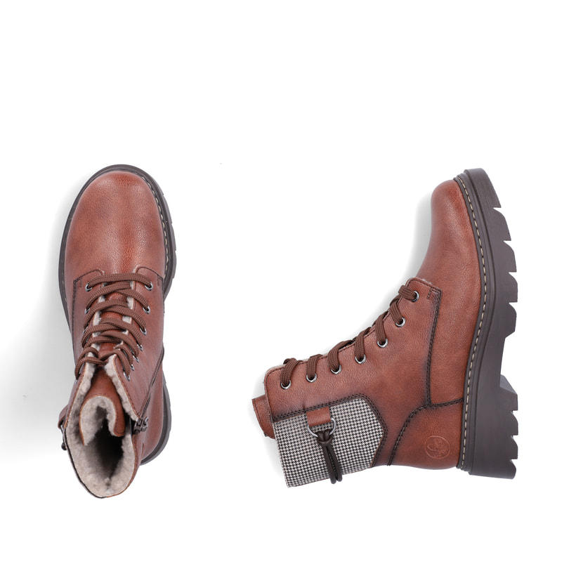 Braune Rieker Damen Biker Boots 76724-25 mit gemustertem Schaft. Schuh von oben, liegend.