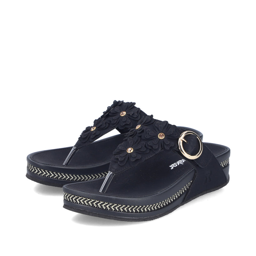 Schwarze vegane Rieker Damen Zehentrenner V1466-00 mit dekorativer Blume. Schuhpaar seitlich schräg.