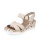 Champagnerfarbene Rieker Keilsandaletten 67173-60 mit einem Klettverschluss. Schuh seitlich schräg.