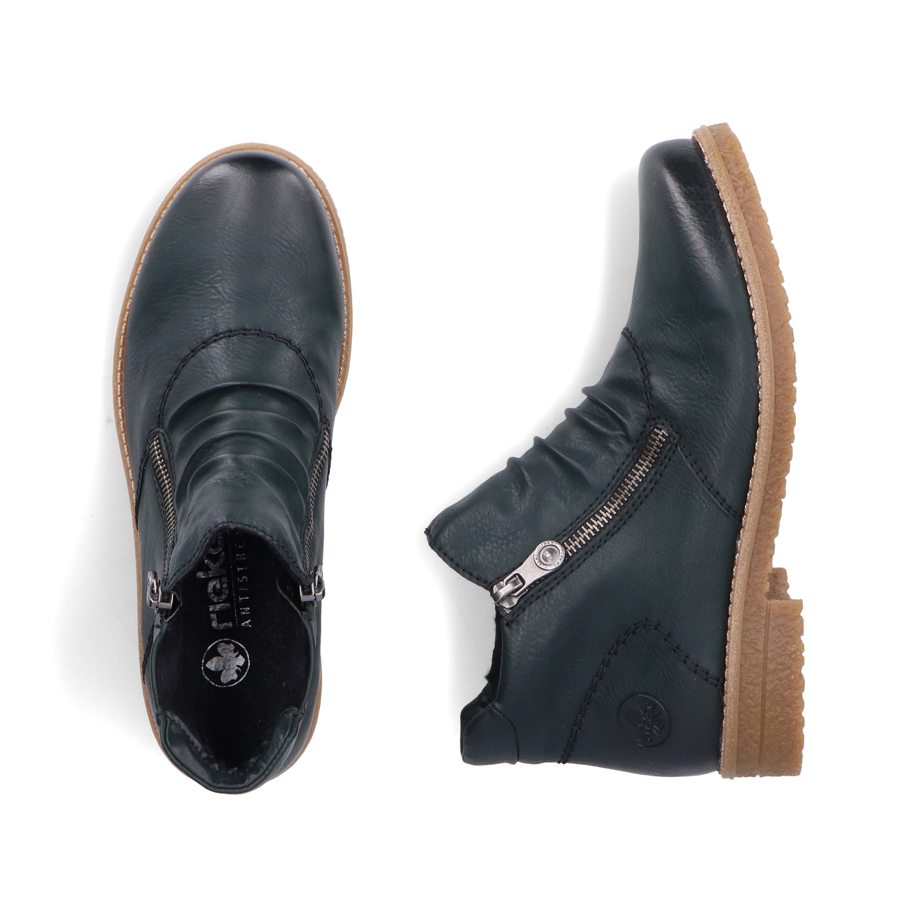 Dunkelgrüne Rieker Damen Kurzstiefel 73553-54 mit modischer Faltenoptik. Schuh von oben, liegend.
