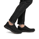 Schwarze Rieker Herren Sneaker Low B4878-00 mit einem Gummizug. Schuh am Fuß.