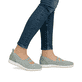 Grüne Rieker Ballerinas L3053-52 mit Gummizug sowie herausnehmbarer Einlegesohle. Schuh am Fuß.