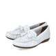 Weiße Rieker Damen Loafer 40254-80 mit der schmalen Passform E 1/2. Schuhpaar seitlich schräg.