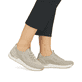 Beige vegane Rieker Damen Sneaker Low 58953-64 mit einem Gummizug. Schuh am Fuß.