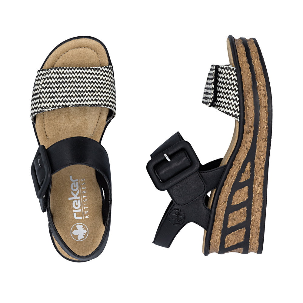 Schwarzweiße Rieker Keilsandaletten 68172-00 mit trendiger Schnalle. Schuh von oben, liegend.