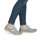 Graue Rieker Damen Slipper N4263-40 mit Deko-Reißverschluss sowie einem Gummizug. Schuh am Fuß.
