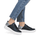 Schwarze Rieker Damen Sneaker Low W2602-02 mit einer Schnürung. Schuh am Fuß.