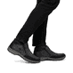 Asphaltgraue Rieker Herren Slipper 03352-45 mit einer schockabsorbierenden Sohle. Schuh am Fuß