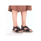 Blaue Rieker Damen Riemchensandalen 60466-15 mit einem Gummizug. Schuh am Fuß.
