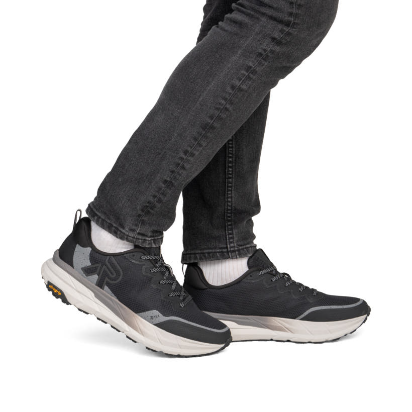 Schwarze Rieker Sport Herren Sneaker Low U4501-00. Schuh am Fuß.