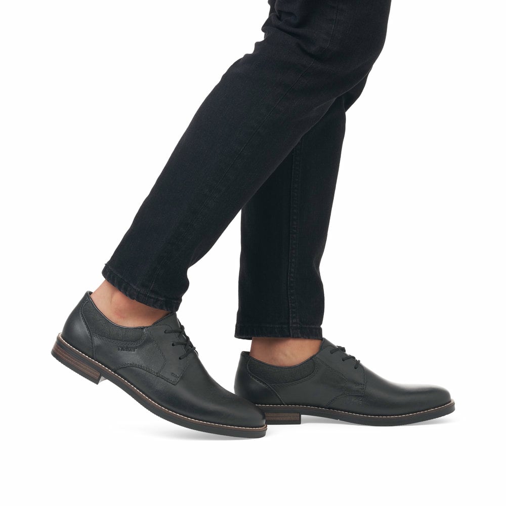 Schwarze Rieker Herren Schnürschuhe 13510-00 mit der Komfortweite G 1/2. Schuh am Fuß.