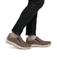Braune Rieker Herren Slipper 16951-24 mit einem Gummizug sowie der Extraweite H. Schuh am Fuß.