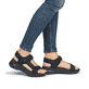 Schwarze vegane Rieker Damen Trekkingsandalen W3151-00 mit einem Klettverschluss. Schuh am Fuß.