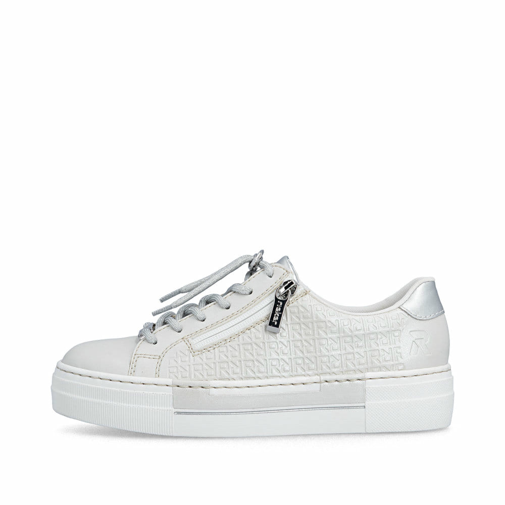 Silberne Rieker Damen Sneaker Low N4960-90 mit dekorativer Prägung. Schuh Außenseite.