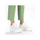 Weiße Rieker Damen Sneaker Low M7811-80 mit einer Schnürung. Schuh am Fuß.