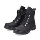 
Tiefschwarze Rieker Damen Biker Boots Y2422-01 mit einer robusten Profilsohle. Schuhpaar schräg.